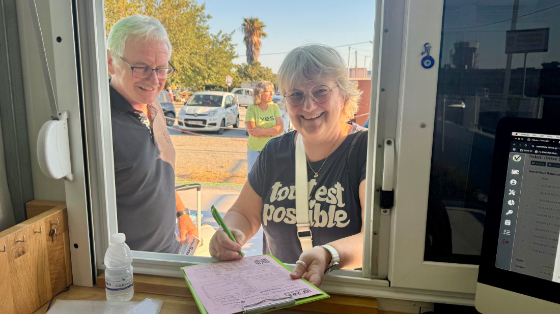 gelukkige-mensen-bij-yes-rent-a-car-samos